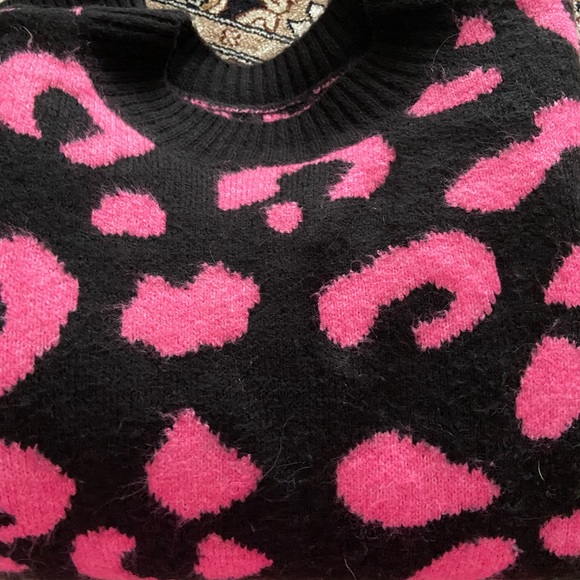 Adorable cheetah print sweater in black and hot pink, size small from Nordstrom - Picture 2 of 2